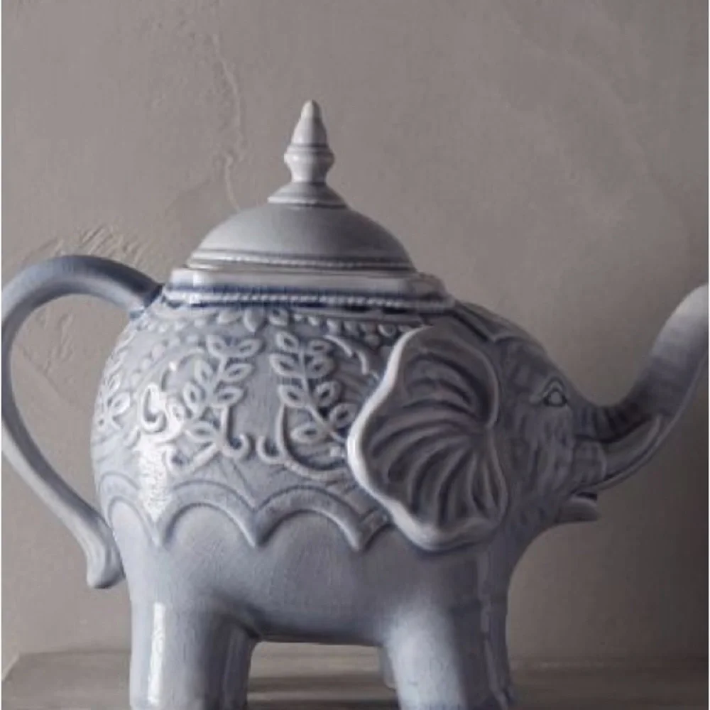 ANTHROPOLOGIE LOSIN ELEPHANT TEAPOT SMALL CERAMIC BRAND NEW